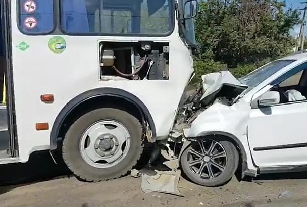 В ДТП под Краснодаром пострадали двое пассажиров маршрутки 