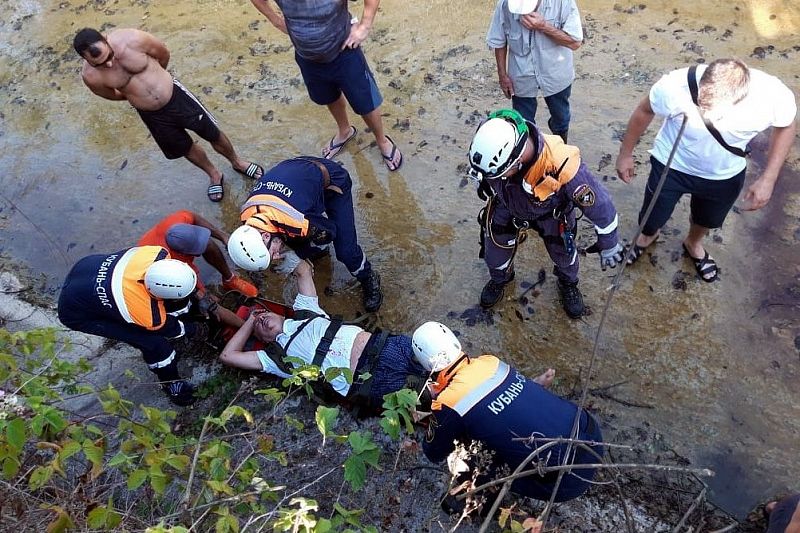 В Сочи пенсионер на иномарке рухнул в реку с двухметровой высоты