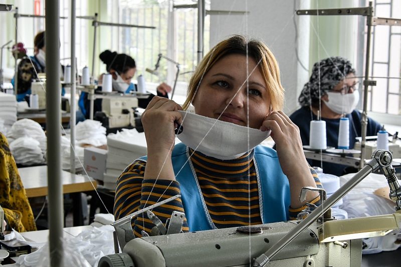 Швеи меняют профиль. В Славянском районе начали производство защитных повязок