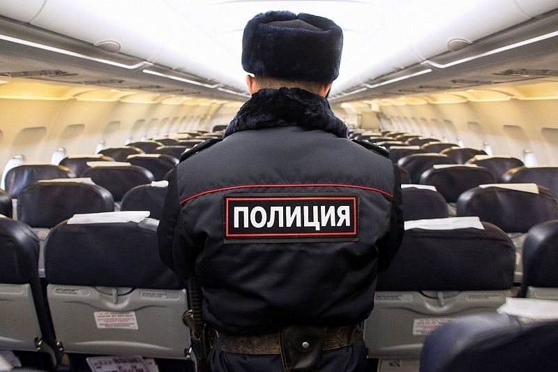 Двое пассажиров устроили драку в самолете Сочи – Москва. Они задержаны