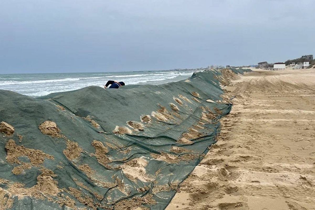 Новые выбросы мазута на пляжах Анапы и Темрюкского района с начала недели не обнаружены