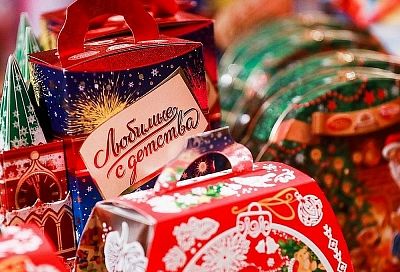 Более 100 тысяч новогодних подарков закупили для детей из незащищенных семей Краснодарского края 