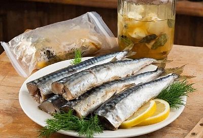 Кладу рыбу в пакет, кладу специи и через сутки маринованная скумбрия готова! Нежная, ароматная, тает во рту!