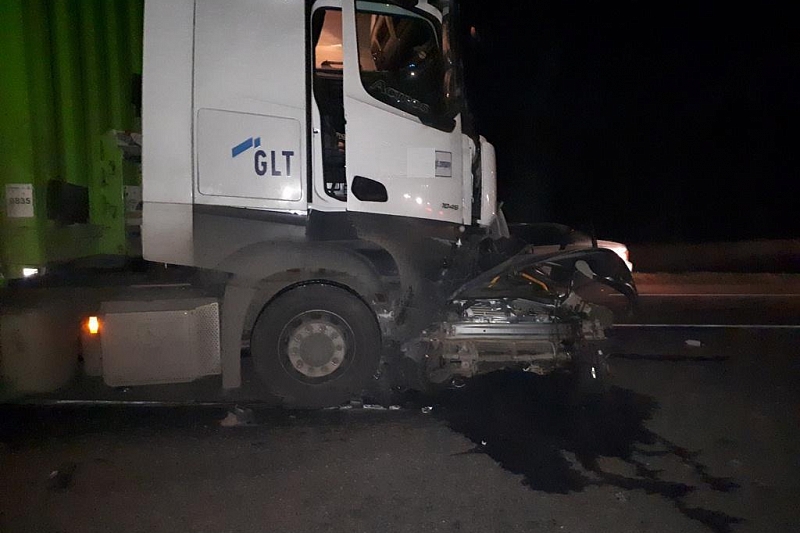 В Краснодарском крае водитель легковушки погиб при столкновении с грузовиком