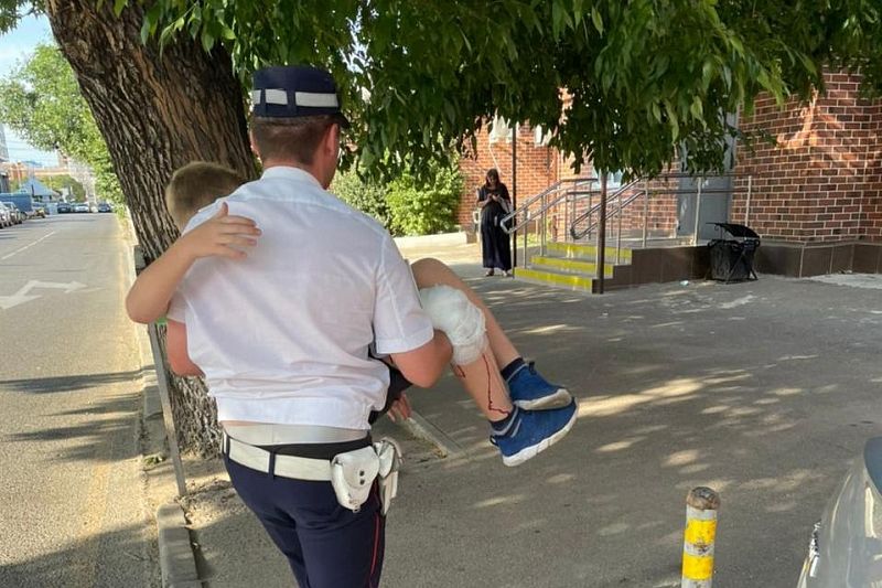 Краснодарский полицейский доставил в больницу 9-летнего мальчика с рваной раной бедра