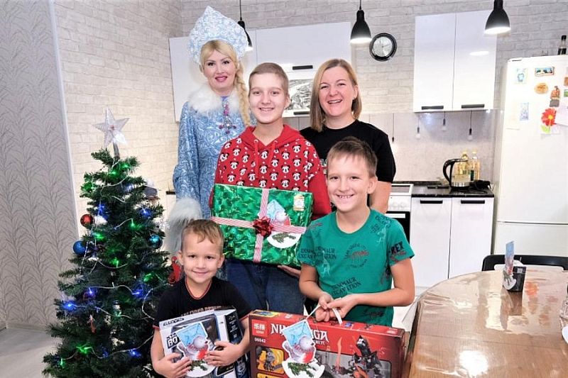 Два ребенка из Краснодара получили новогодние подарки от губернатора Кубани Вениамина Кондратьева