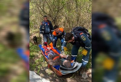 Сотрудники МЧС спасли молодого человека, сломавшего ногу в лесу в Сочи