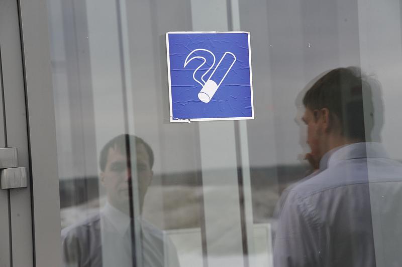 В России могут сделать платными курилки в аэропортах