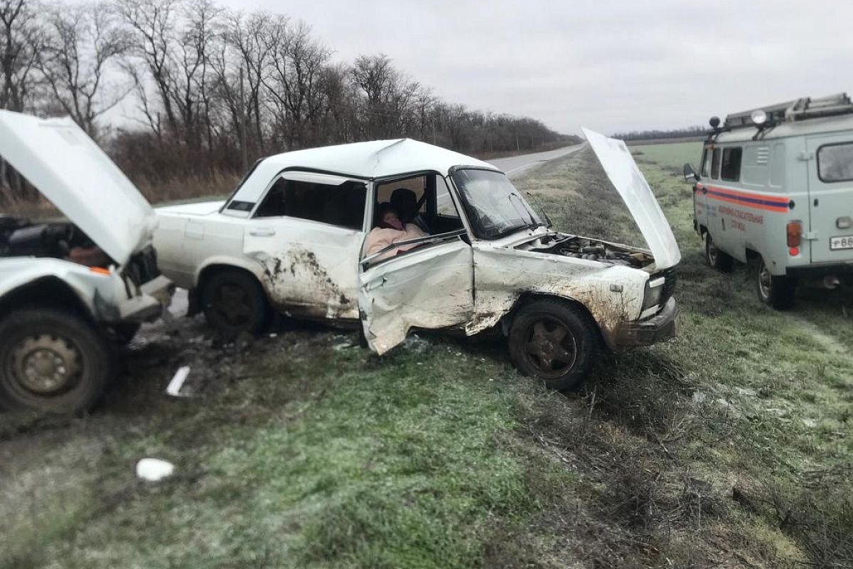 Две женщины пострадали в лобовом ДТП с легковушками на Кубани