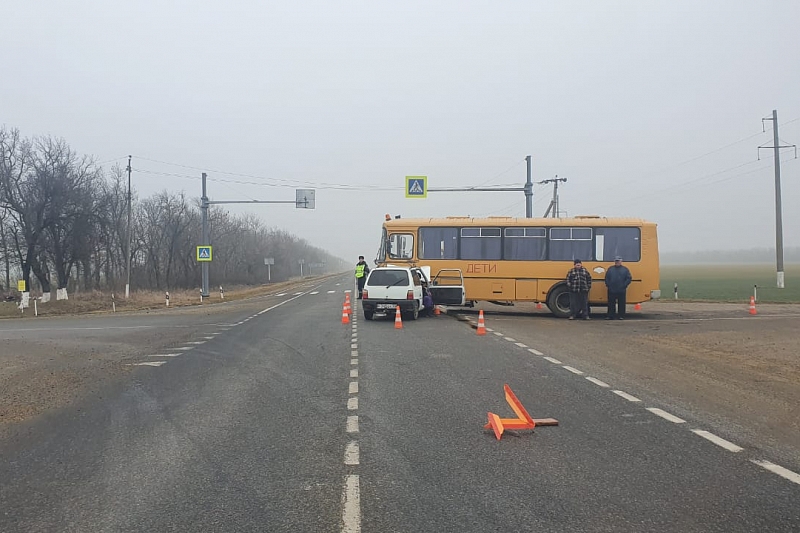 В Краснодарском крае в ДТП попал школьный автобус с детьми