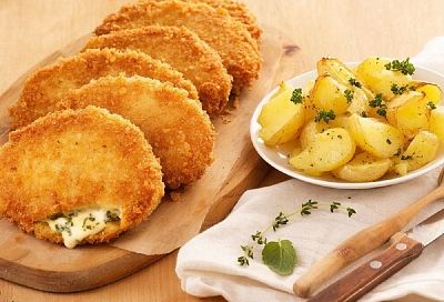 Готовлю домашние котлеты по-киевски из куриной грудки в два счета и получаются невероятно нежными. А ведь масла в них - совсем немного