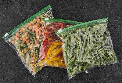 Огурцы с кабачками в пакете: 12 часов в холодильнике - и хрустящий салат в легком маринаде сметается со стола