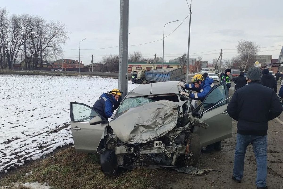 Водитель и пассажир Nissan пострадали после столкновения с MAN в Новокубанске