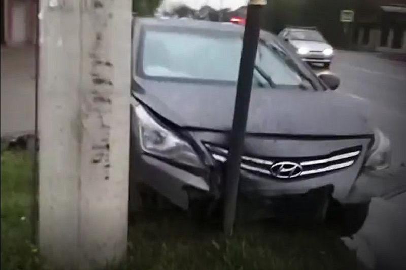 В Краснодаре водитель каршеринговой иномарки снес дорожные знаки и сбежал (видео)