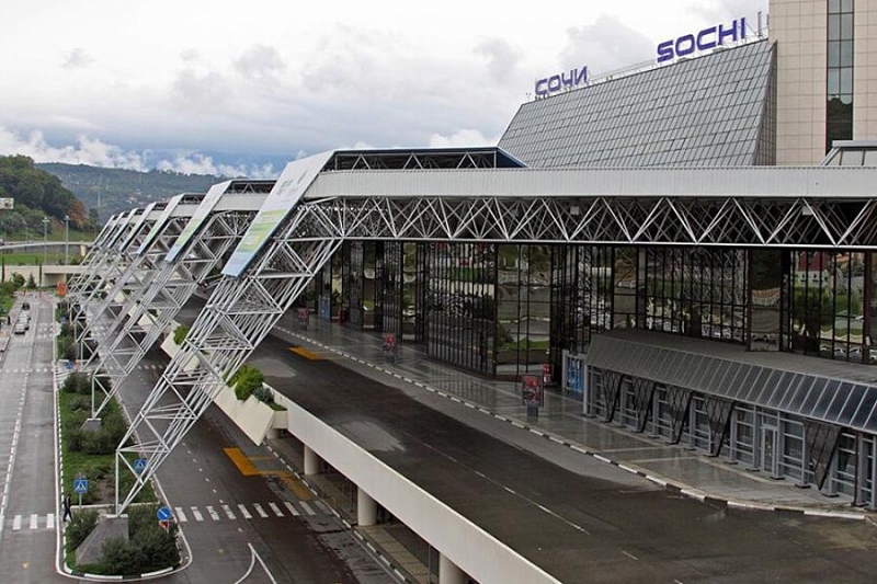 Аэропорт Сочи начал принимать и отправлять самолеты после задержки из-за непогоды
