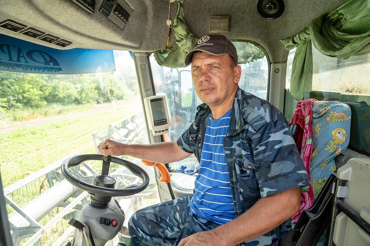 Вынужденная пауза позволяет механизаторам еще раз проверить свою технику.