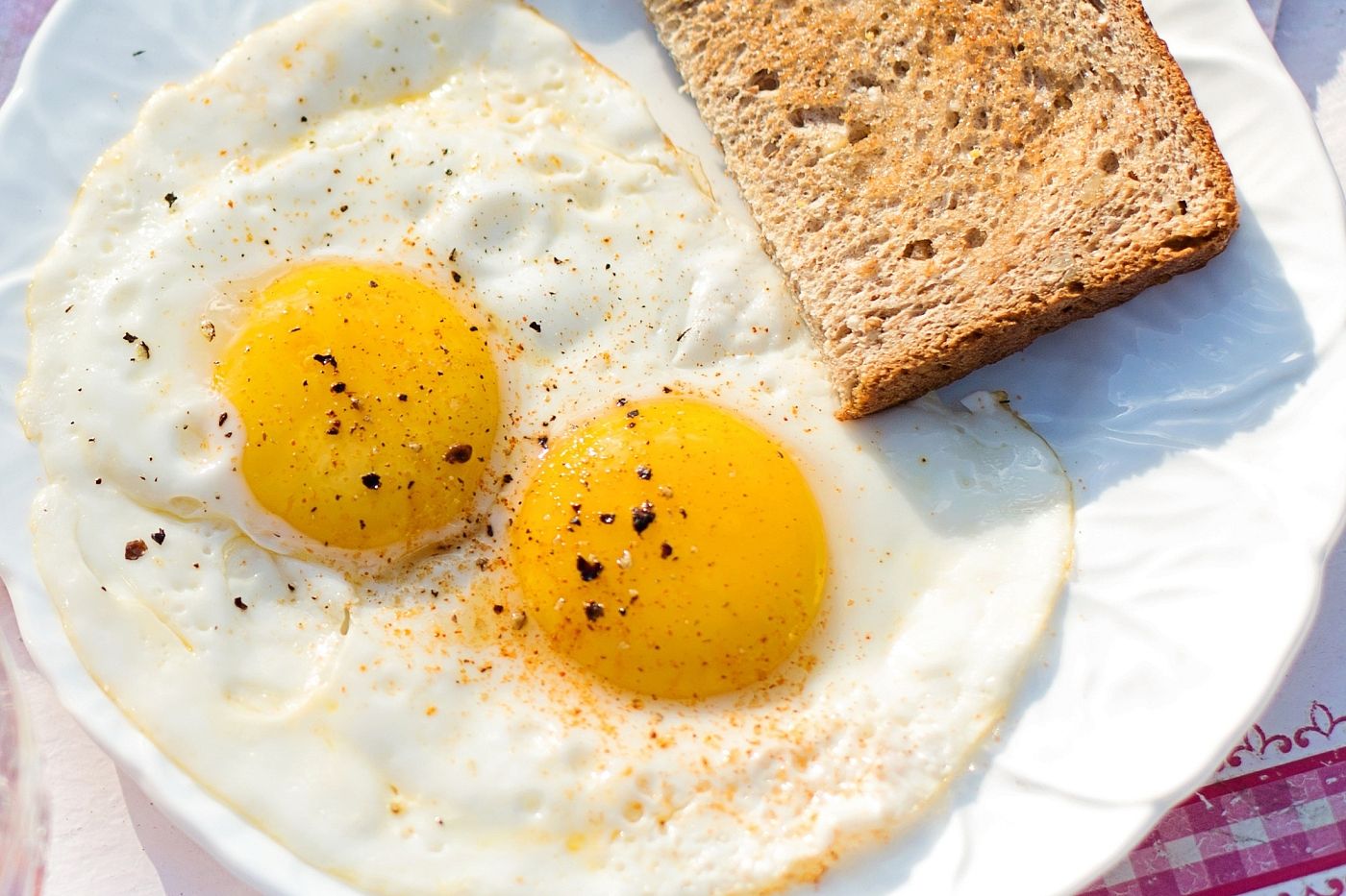 Простые яйца могут заменить этот известный препарат для печени: врач раскрыла, как и почему