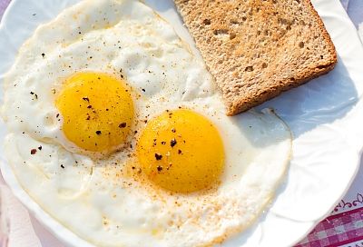 Простые яйца могут заменить этот известный препарат для печени: врач раскрыла, как и почему