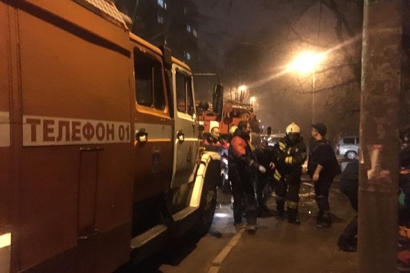 В Краснодаре тушат пожар в многоквартирном доме. Жильцов эвакуируют