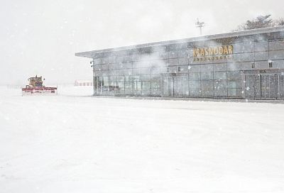 В аэропорту Краснодара увеличилось число задержанных из-за снегопада рейсов 
