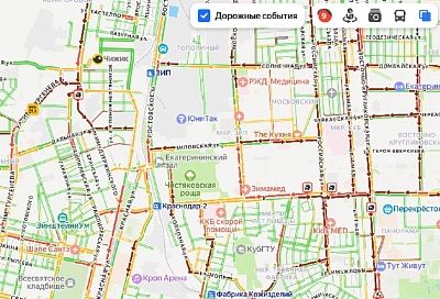 Замело снегом. Краснодар утром 12 января застрял в 9-балльных пробках