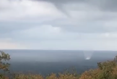 Два смерча у берегов Геленджика сняли на видео очевидцы