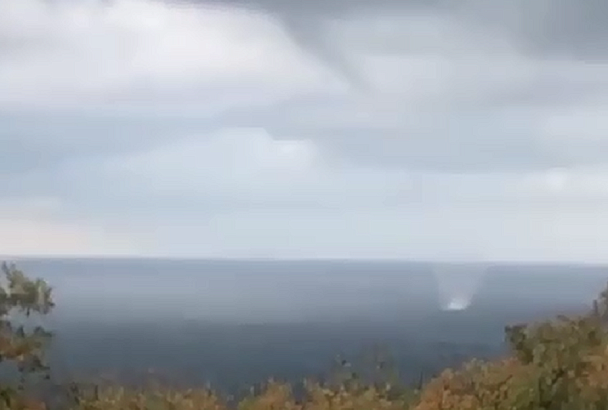 Два смерча у берегов Геленджика сняли на видео очевидцы