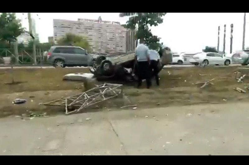 В Краснодаре с места ДТП сбежал водитель перевернувшейся «десятки»