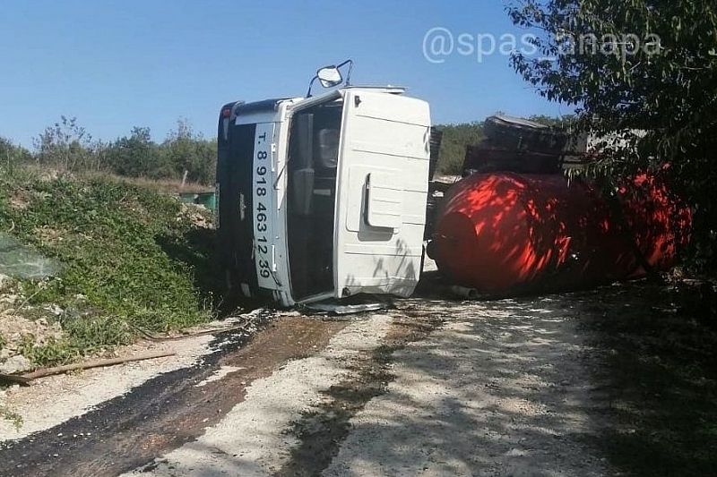 Под Анапой на водителя опрокинулся грузовик