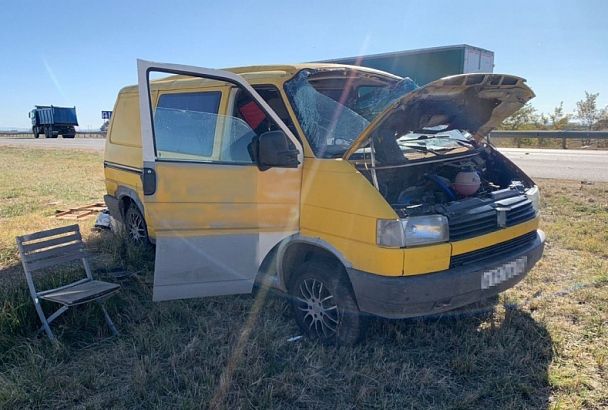 Жительница Ростовской области пострадала в ДТП с микроавтобусом и легковушкой в Адыгее