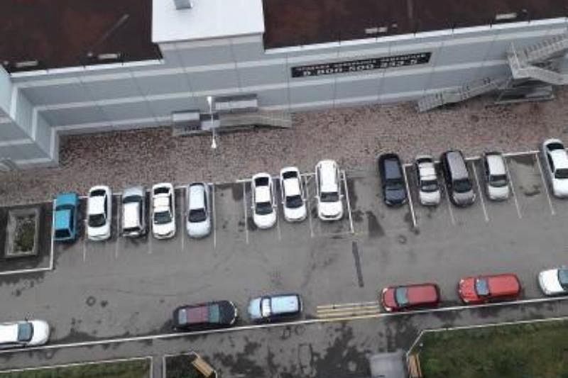 В Краснодаре полиция ищет подростков, бросавших баллоны с компотом с 12-го этажа