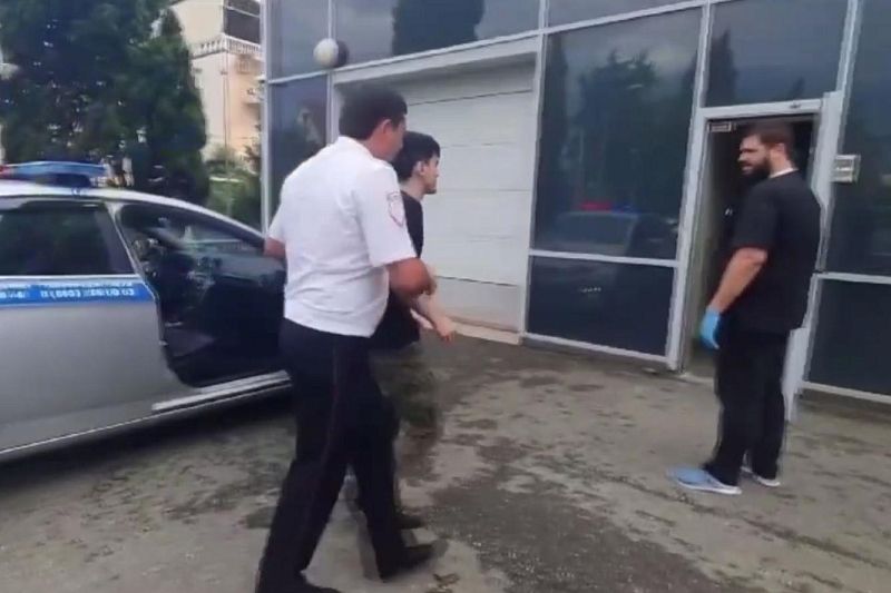 В Сочи полицейские помогли молодому человеку с приступом удушья