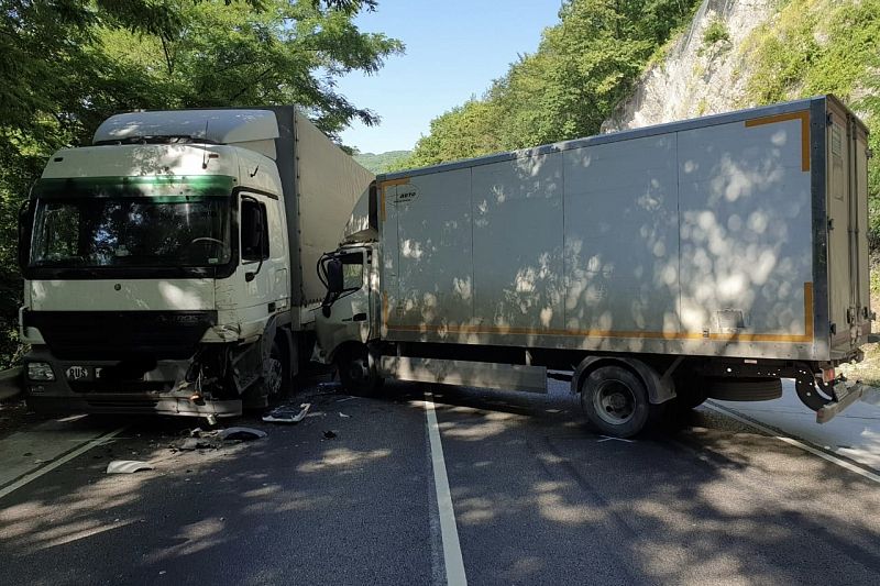 Два грузовика столкнулись на трассе Джубга – Сочи
