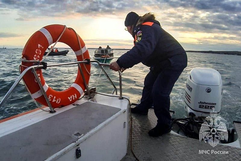 Дрейфовавших на неисправном катере рыбаков спасли в Керченском проливе