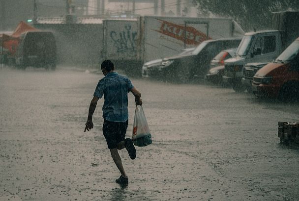 Штормовое предупреждение: ливни с градом ударят по Кубани 11 июня