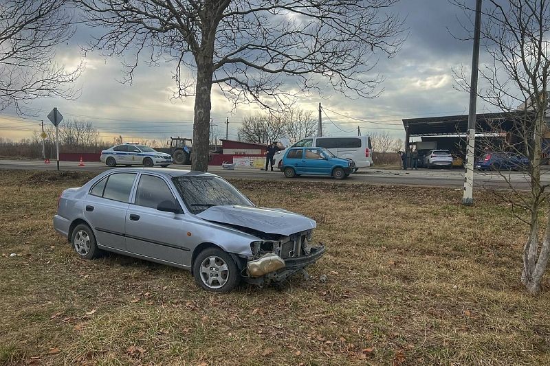 На Кубани Hyundai улетел в дерево после столкновения с Citroen. Есть пострадавший