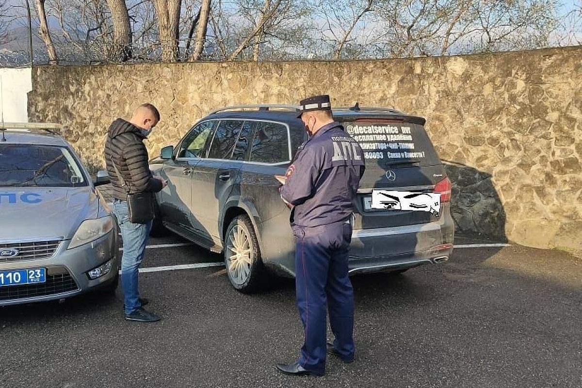 Полиция нашла водителя Mercedes, проехавшего по пляжу в Алексино