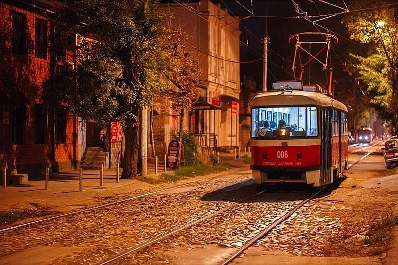 В центре Краснодара восстановлено движение трамваев и троллейбусов после возгорания контактной сети