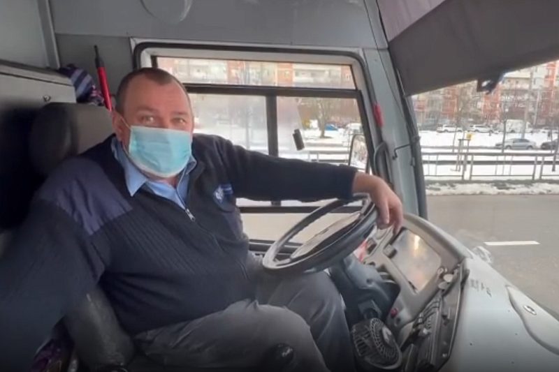 Закрывший девочку в автобусе в Краснодаре водитель записал видеообращение