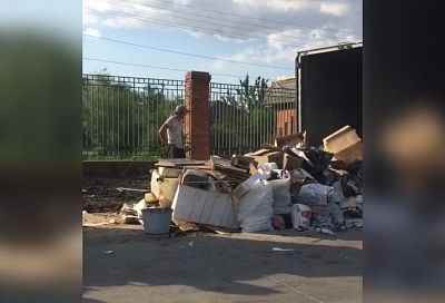 Выгрузил мусор - заплати штраф: в Краснодаре полиция нашла водителя грузовика, выбросившего хлам на улице