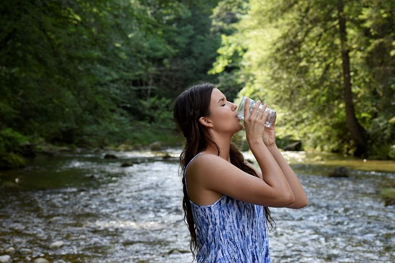 Диетолог объяснил, как и какую воду пить, чтобы быстрее похудеть