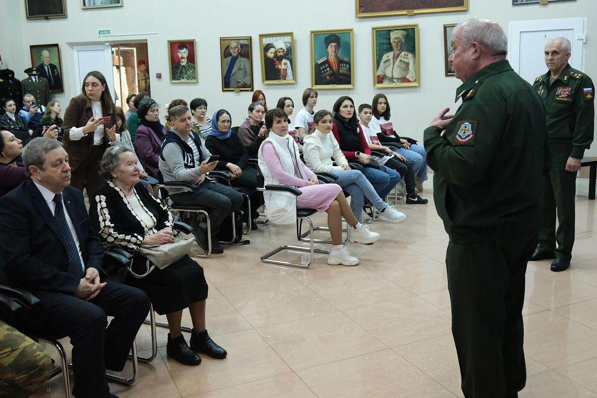 Генерал Константин Пуликовский готов помочь сориентировать волонтеров, подсказать контакты. Тем более что он сейчас возглавляет Совет ветеранов Краснодара.