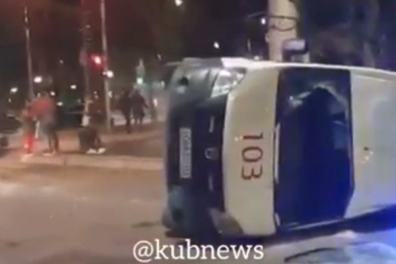 В Краснодаре в перевернувшейся в ДТП  карете «скорой помощи» пострадали 2 фельдшера и водитель