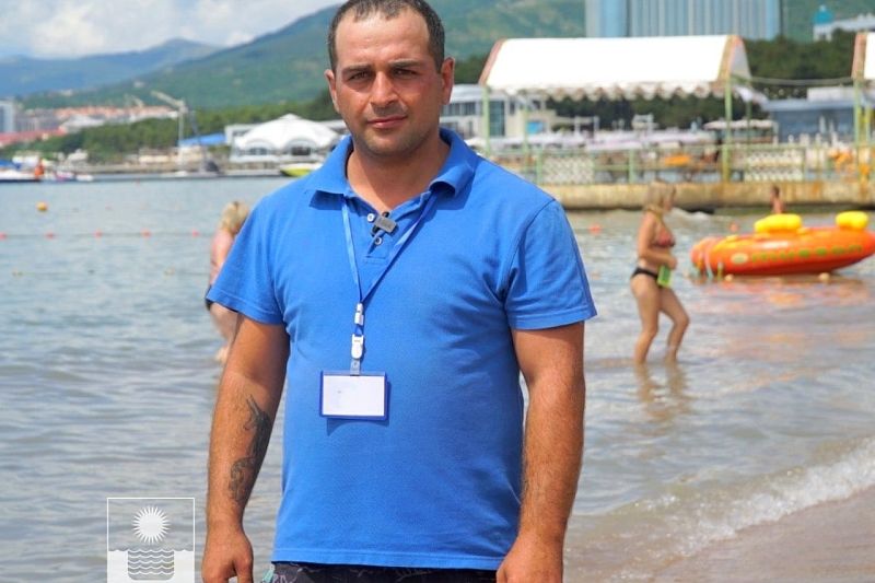 В Геленджике работник пляжа спас тонущего туриста