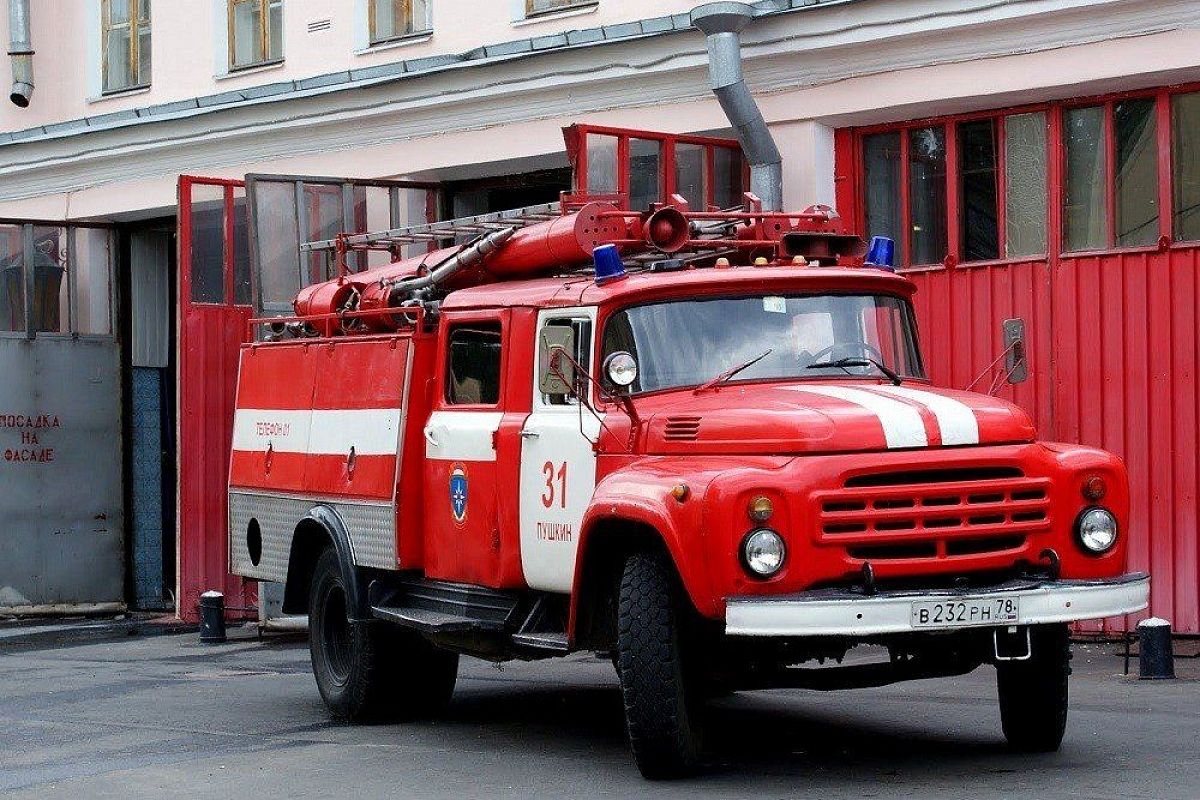 В центре Краснодара тушат пожар в многоэтажном доме. Жильцы эвакуированы