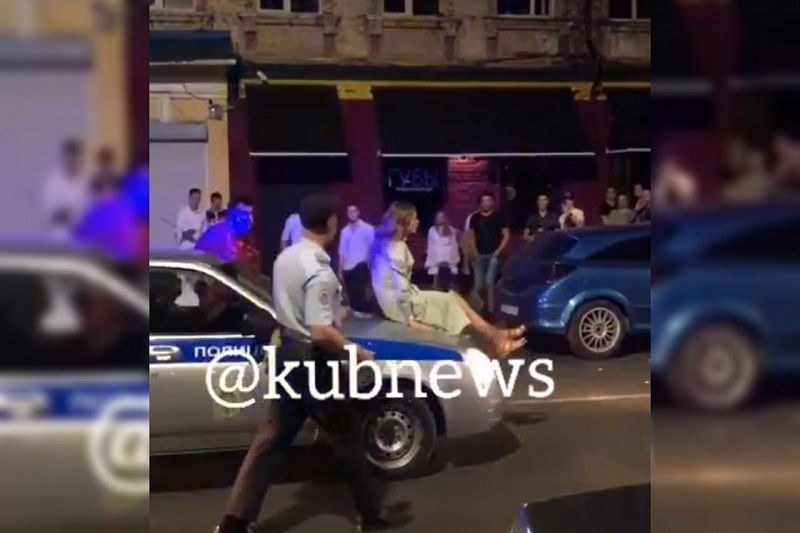 В Краснодаре девушка залезла на капот патрульного автомобиля. Ей грозит до 15 суток ареста