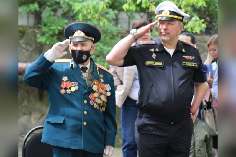 В Новороссийске 95-летие ветерана отметили парадом