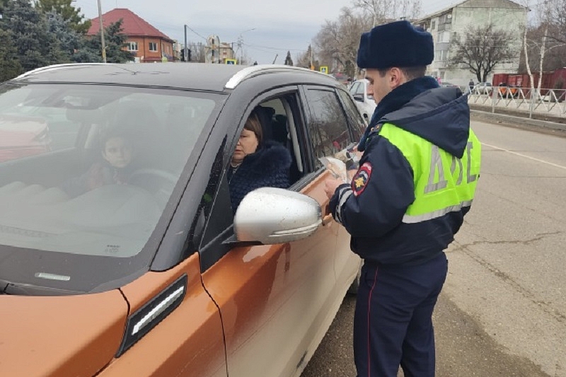 В Краснодарском крае автоинспекторы провели профилактические беседы с родителями-водителями