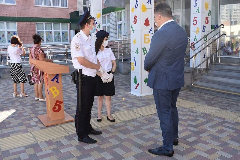 Полицейские охраняли краснодарских школьников в День знаний