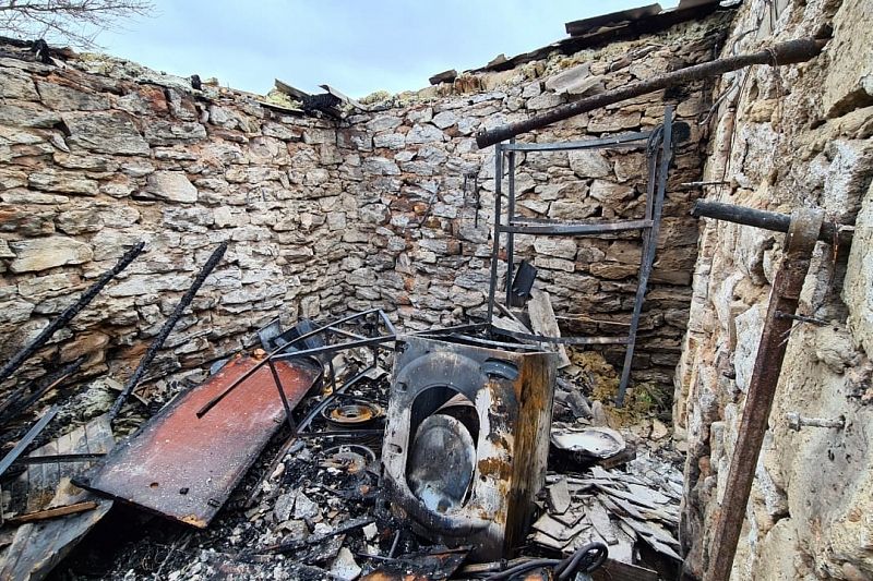 Сотрудники МЧС потушили горящую пристройку к частному дому